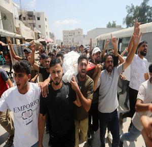 وداع وتشييع الشهيد عمران أبو جراد في مستشفى الشفاء بمدينة غزة، ارتقى في غارة إسرائيلية استهدفت خيمة تؤوي نازحين في شارع الرشيد غرب المدينة